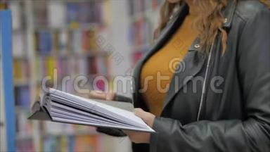 青年之手妇女，女学生读书在图书图书馆大学站在城市大学图书馆。